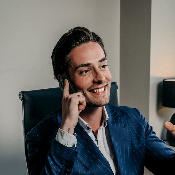 Chris Höllich am Telefon